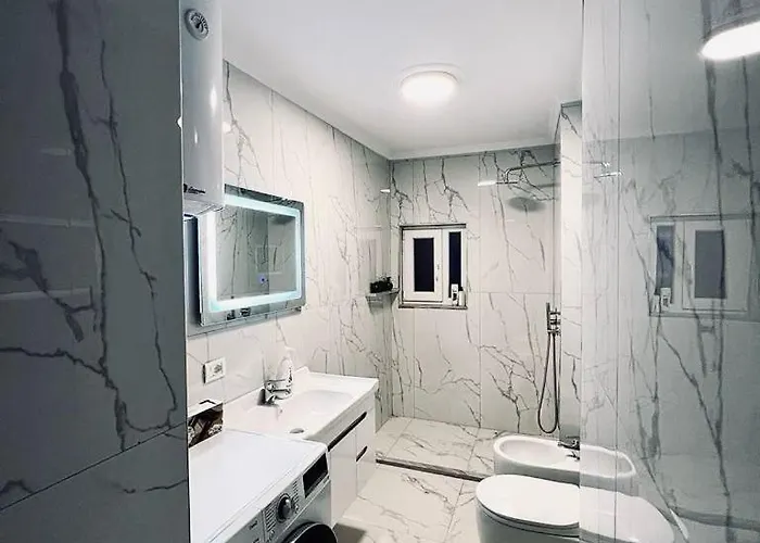 Gisi's Bazaars Lägenhet Tirana